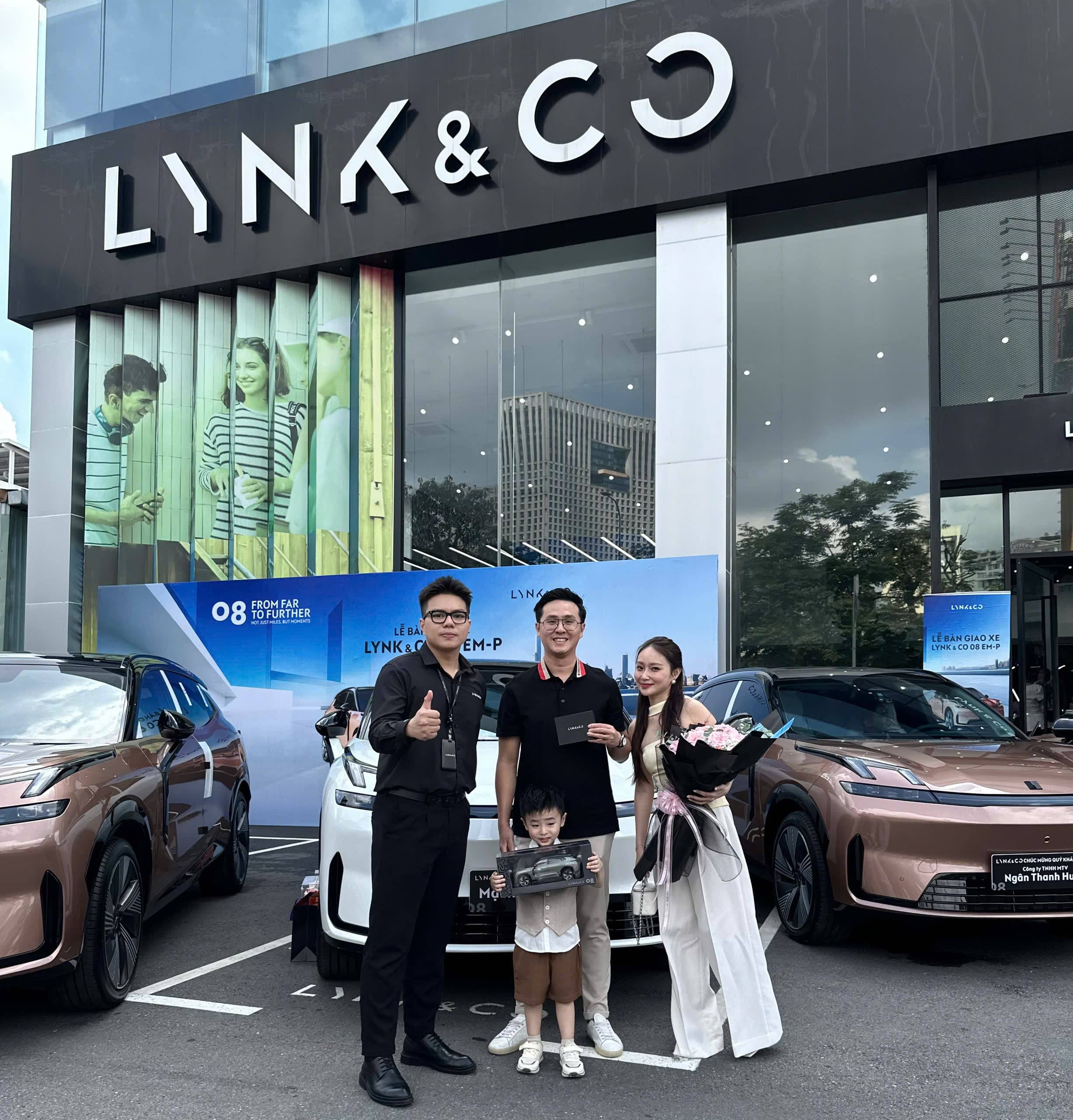 Lễ bàn giao xe Lynk & Co tại showroom